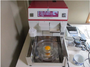 ナベル社製鶏卵分析器と本実験による割卵写真
